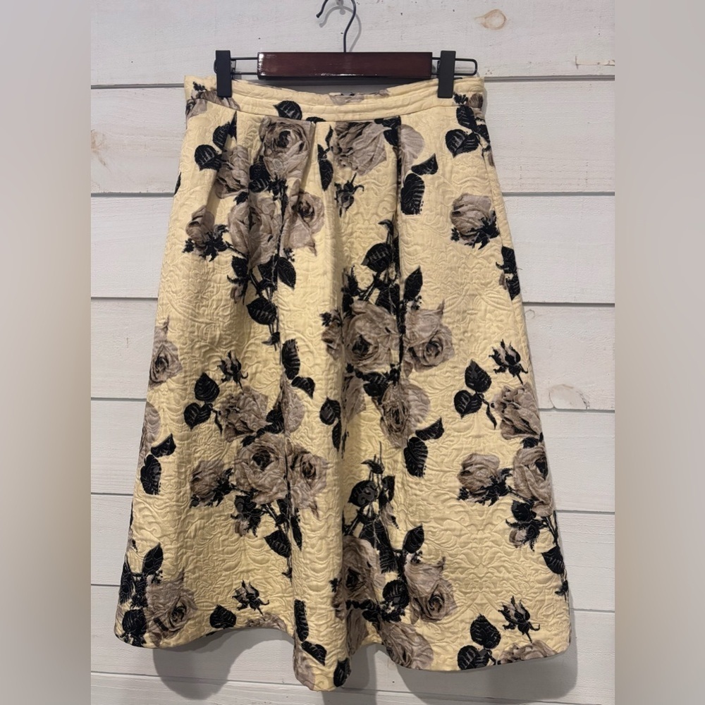 Topshop Yellow and Black Pleated A Line Skirt in size 6. Great condition!